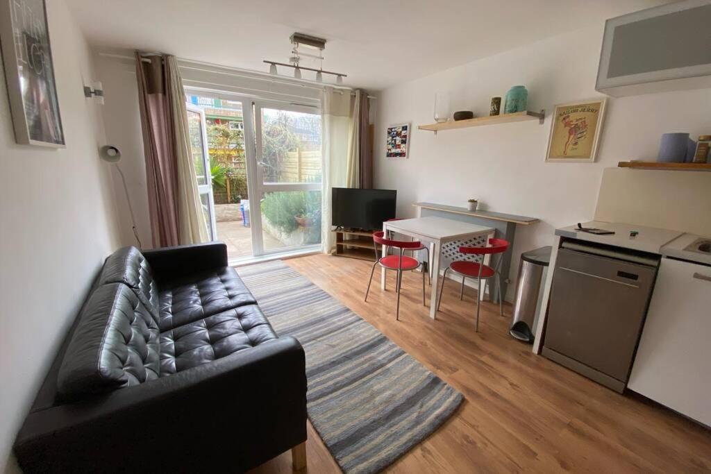 Two Bedroom Garden Flat In Zone 2 Londra Esterno foto