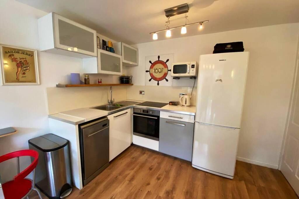 Two Bedroom Garden Flat In Zone 2 Londra Esterno foto