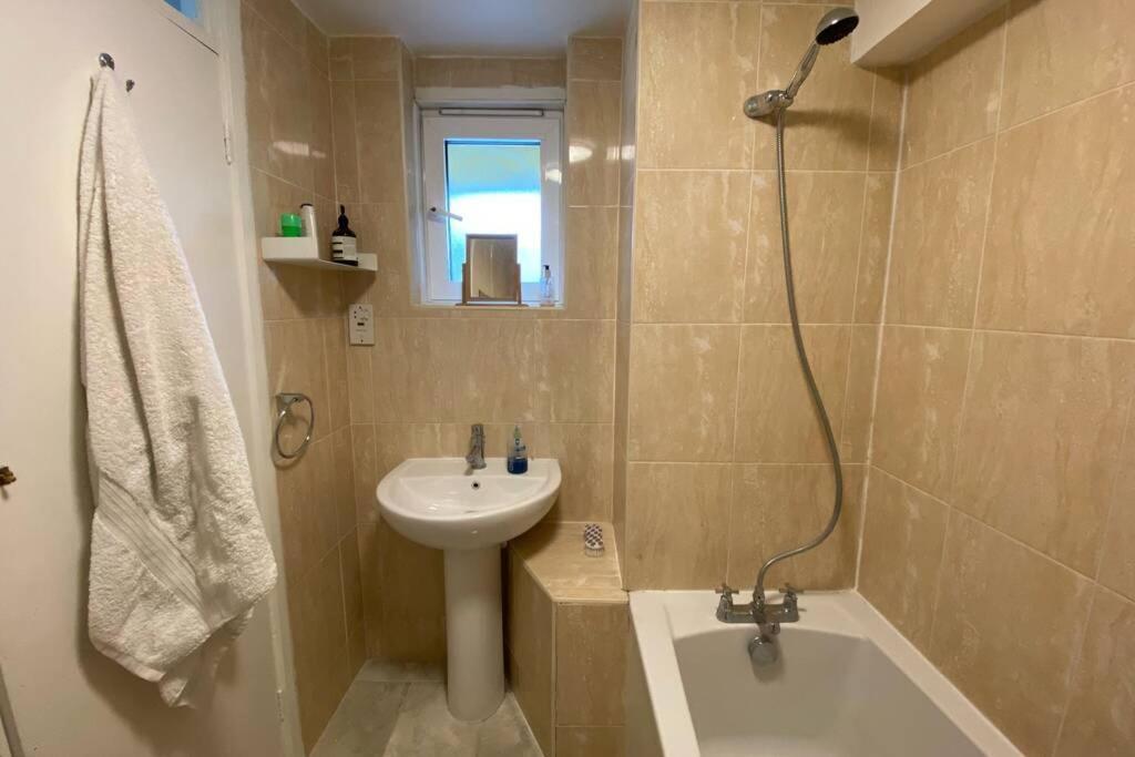 Two Bedroom Garden Flat In Zone 2 Londra Esterno foto