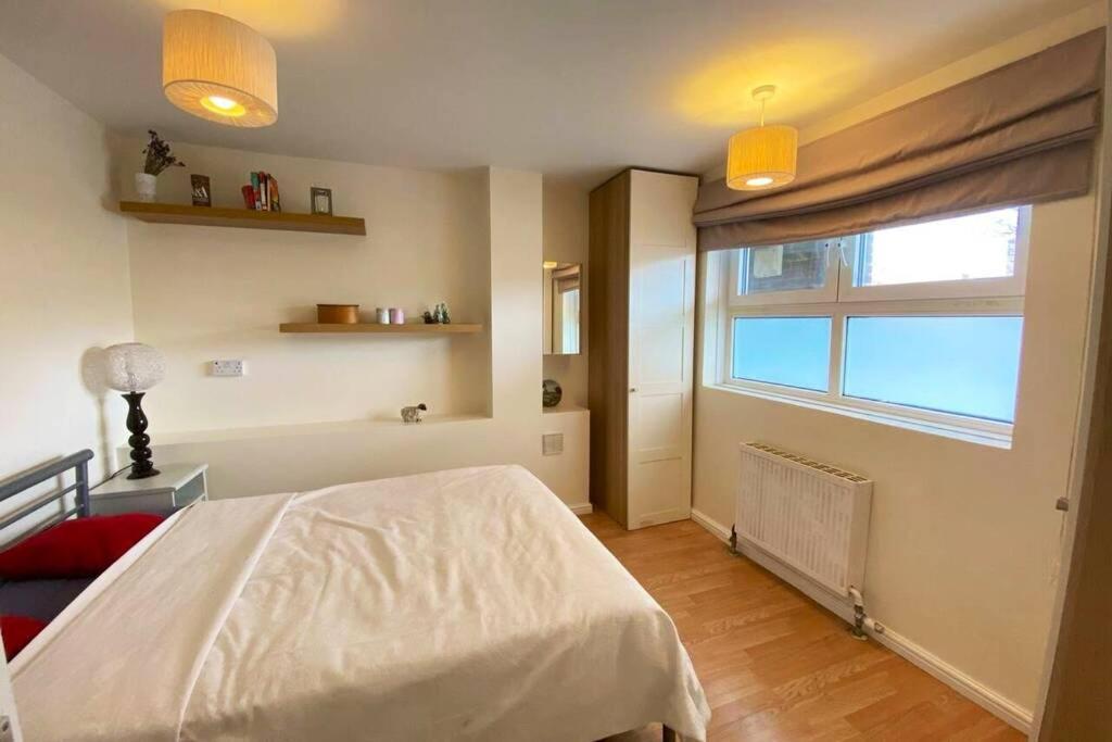Two Bedroom Garden Flat In Zone 2 Londra Esterno foto