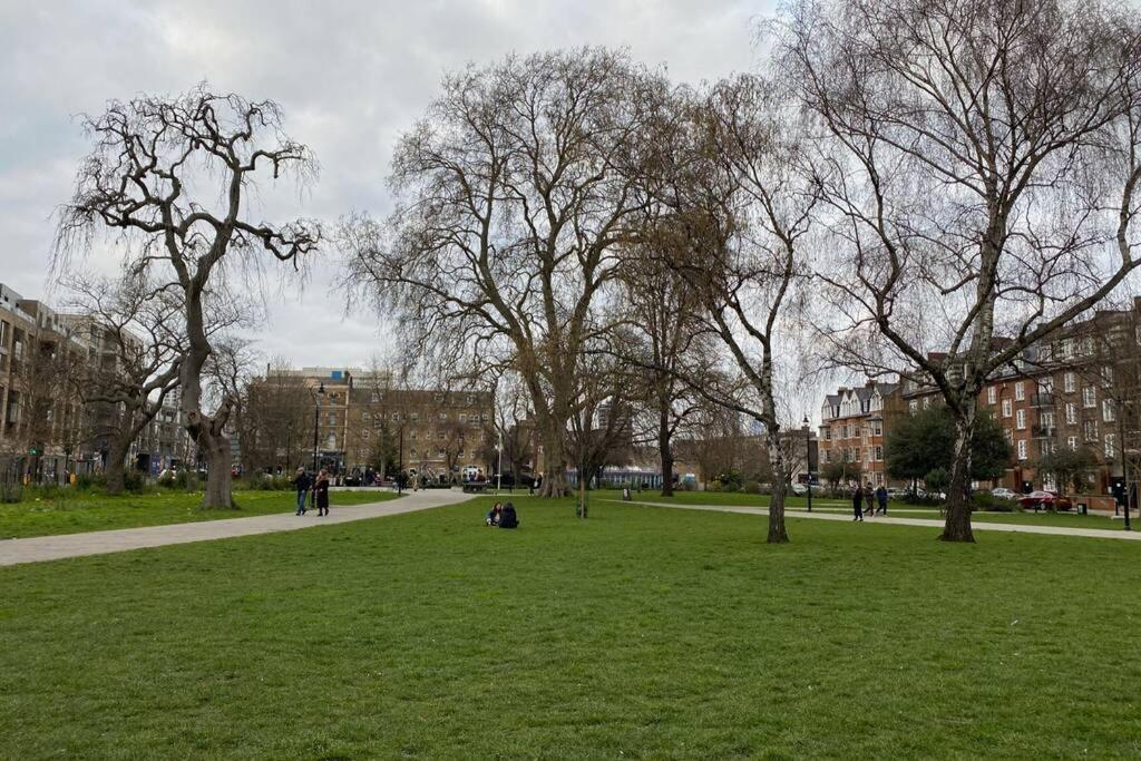 Two Bedroom Garden Flat In Zone 2 Londra Esterno foto