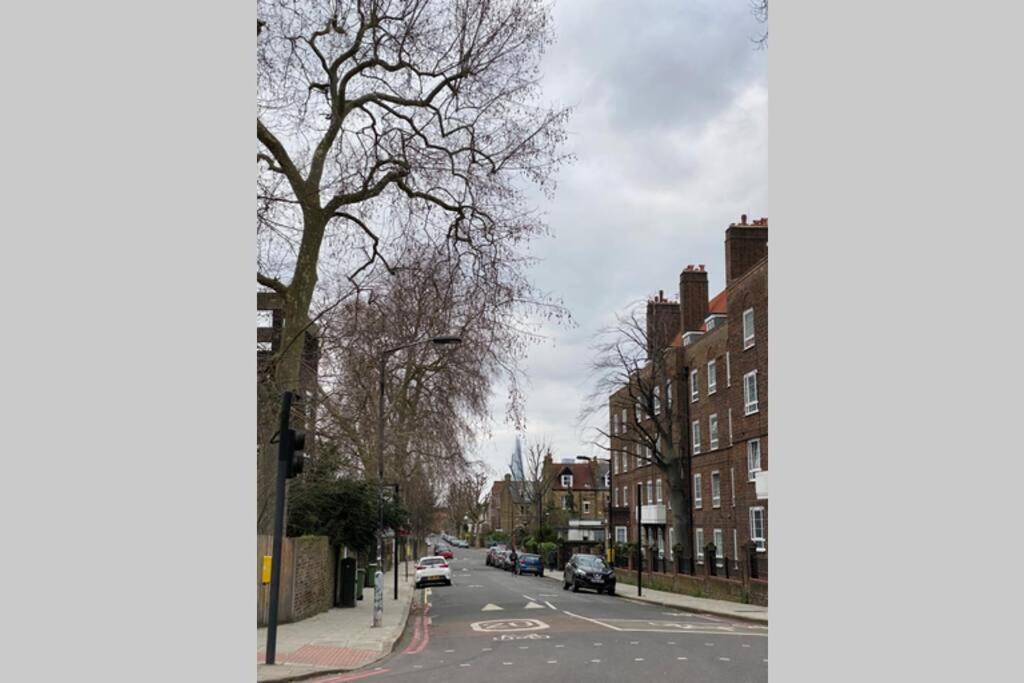 Two Bedroom Garden Flat In Zone 2 Londra Esterno foto